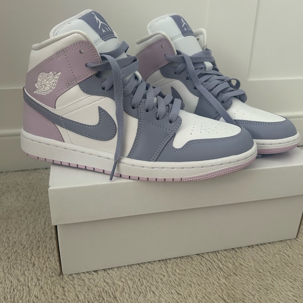 NEW Nike Air Jordan 1 Mid Sneakers